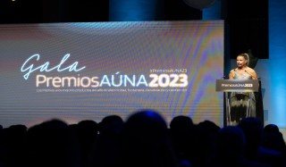 Anne Igartiburu entrega los premios 2023 de AÚNA Distribución